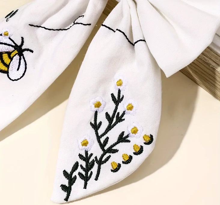 Sponka do vlasů s mašlí – bílá s výšivkou včelky