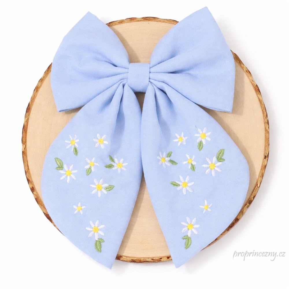 Modrá látková mašle do vlasů s květinovou výšivkou
