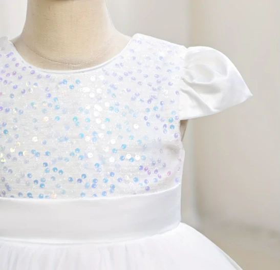 Bílé slavnostní šaty pro holčičky – krajkové, princeznovské